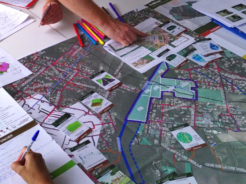 Grand format A0 d'une carte géographique permettant la prise de note durant un atelier d'intelligence collective